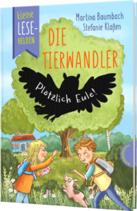 Das Buchcover zeigt zwei Kinder im Freien, die einem kleinen Tier begegnen. Im Hintergrund ist ein Baum und eine rote Holzhütte zu sehen, während ein großer schwarzer Vogel in der Mitte schwebt.