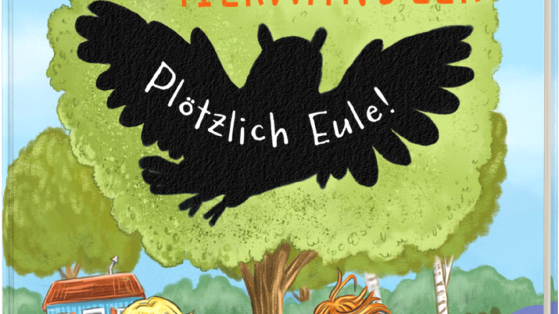 Das Buchcover zeigt zwei Kinder im Freien, die einem kleinen Tier begegnen. Im Hintergrund ist ein Baum und eine rote Holzhütte zu sehen, während ein großer schwarzer Vogel in der Mitte schwebt.