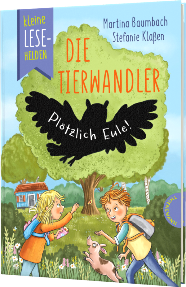 Das Buchcover zeigt zwei Kinder im Freien, die einem kleinen Tier begegnen. Im Hintergrund ist ein Baum und eine rote Holzhütte zu sehen, während ein großer schwarzer Vogel in der Mitte schwebt.